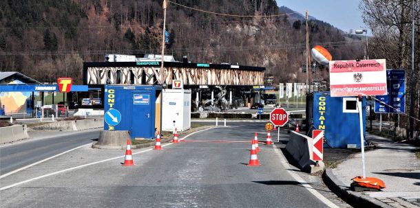 Deutschland, Österreich und die Niederlande, die stets die Fahne der Solidität hochhalten, dürfen zufrieden feststellen, dass nun die Politik die Rolle der Krisenfeuerwehr annimmt.