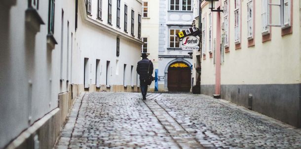 Diese groteske Kombination von Corona und Terror ist auch eine ebenso Metapher auf unsere Zeit.