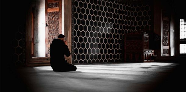 Betroffen sind demnach Muslime, die sich in besonderer Weise in ihrer persönlichen Weltanschauung gekränkt sehen, starke antiwestliche oder antisemitische Feindbilder pflegen und zugleich eine geringe Kritikfähigkeit zeigen.