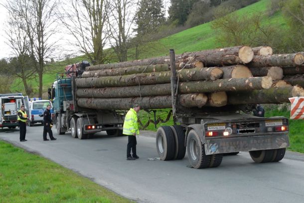 Überladener Holztranporter auf der mobilen Waage