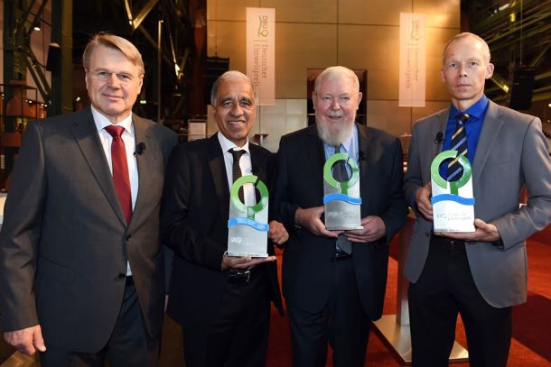 (v.r.) Prof. Dr. Johan Rockström, Prof. em. Dr. Michael Succow (Ehrenpreis) und Prof. Dr. Mojib Latif mit DBU-Generalsekretär Dr. Heinrich Bottermann