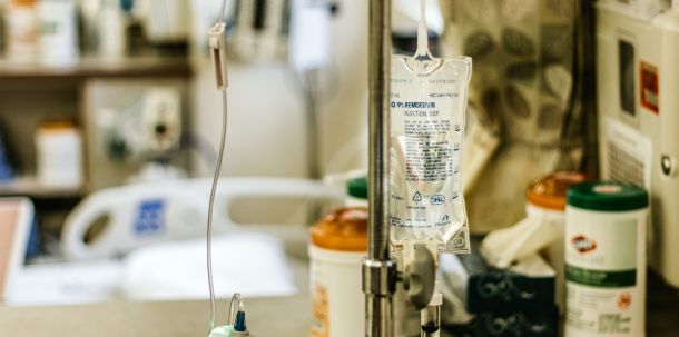 Das einzige, was Remdesivir bisher gezeigt hat, ist, dass es die Krankheitsdauer um vier Tage verkürzt.