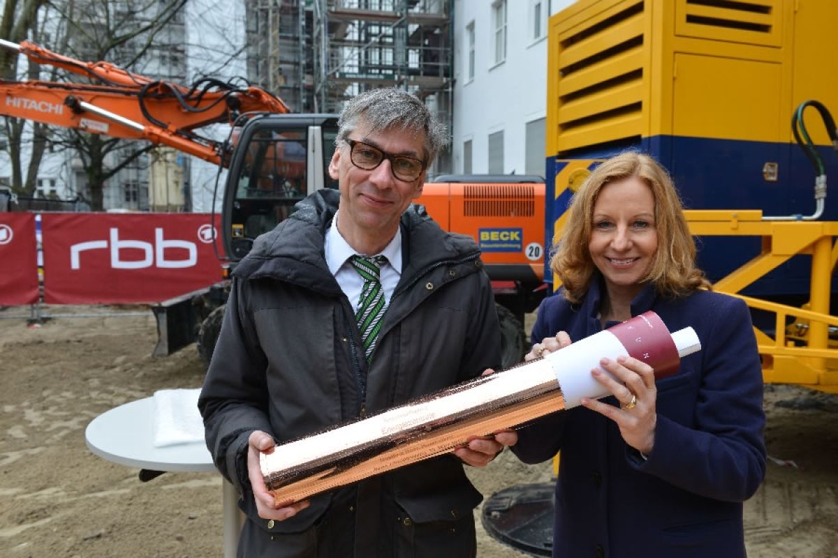 rbb-Intendantin Patricia Schlesinger und Staatssekretär Stefan Tidow von Senatsverwaltung für Umwelt, Verkehr und Klimaschutz mit Zeitkapsel
