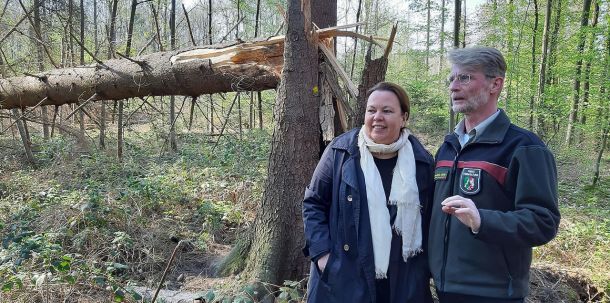 Ursula Heinen-Esser und Andreas Wiebe (Leiter des Landesbetriebs Wald und Holz NRW)