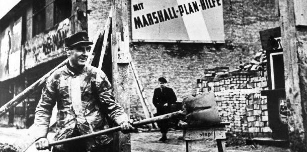 Plakatwand in West-Berlin Marshallplan