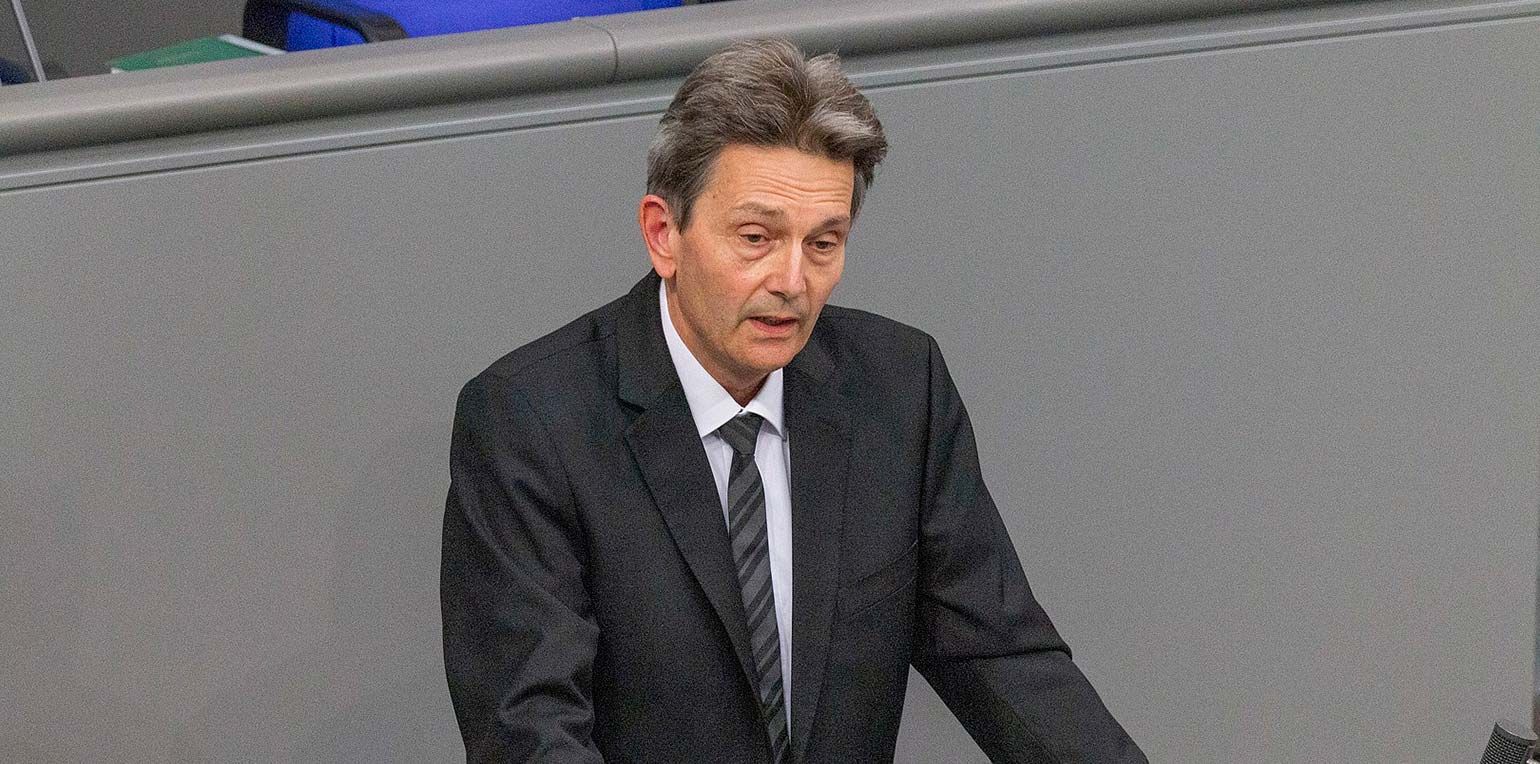 Es brauche nun "klare Kriterien dafür, wann für wen die Freiheit zurückkehren kann", betonte der SPD-Fraktionsvorsitzende. 