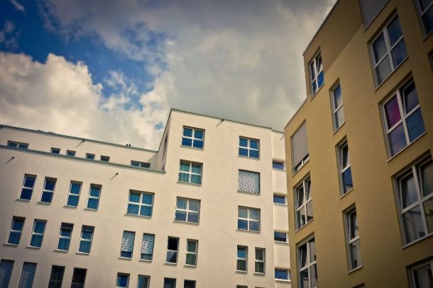 In Deutschland werden noch immer zu wenige Wohnungen tatsächlich fertiggestellt.