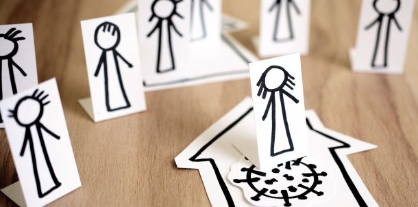 Es spricht viel dafür, dass bereits dieses klare Kontaktverbot ausreichen kann, um den Anstieg der Infektionen zu begrenzen.