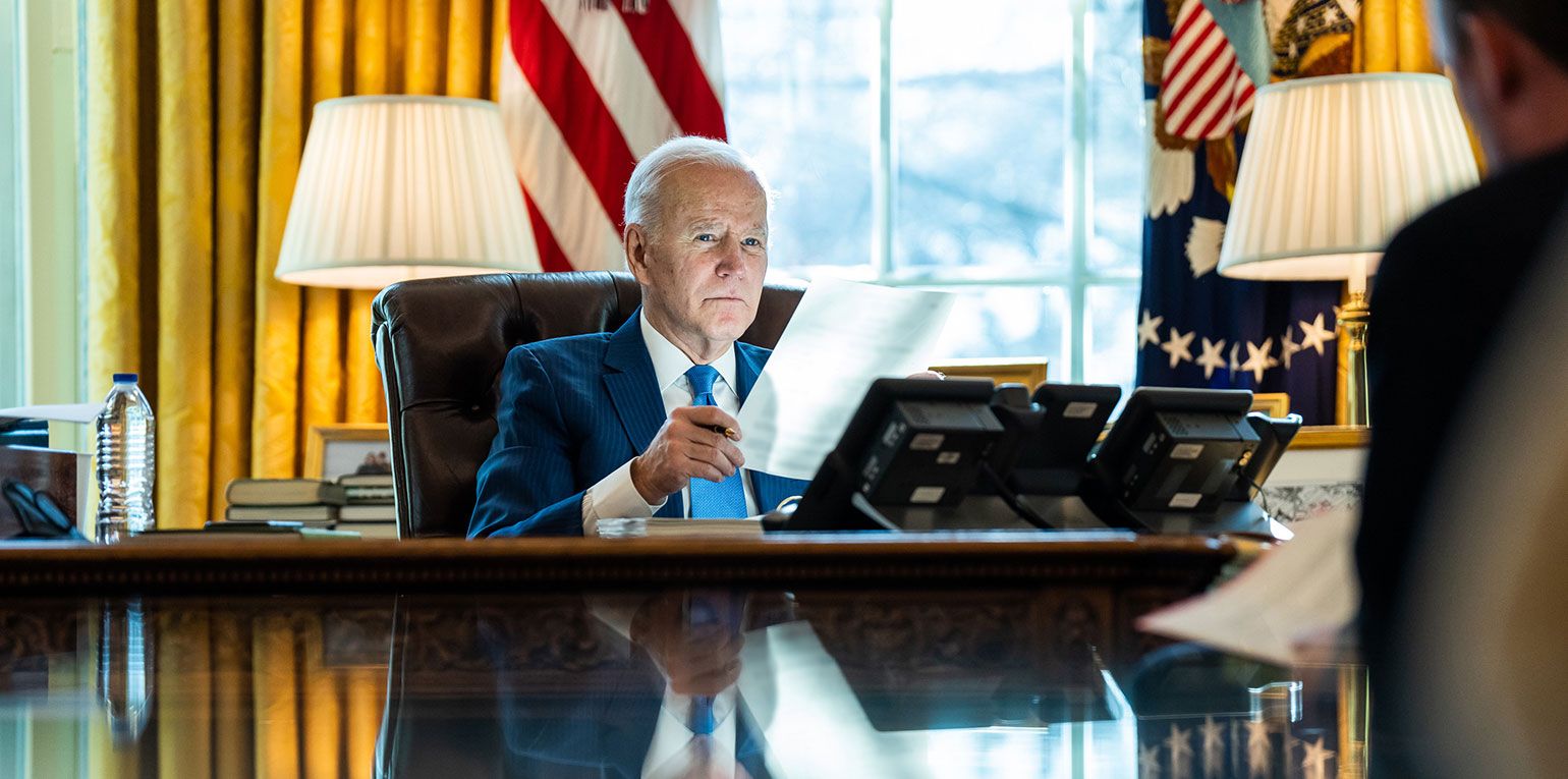 Daher bemüht sich Biden intensiv darum, Öl aufzutreiben. Mit dem Iran wird eine Einigung angestrebt, damit die Sanktionen aufgehoben werden können. Mit dem bisherigen Gegner Venezuela befindet man sich ebenfalls in Gesprächen. 