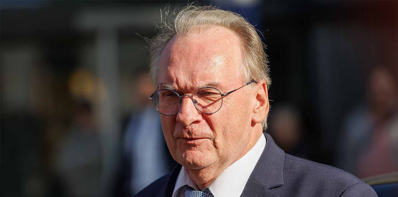 Bis zum Einstellen der Reparationsleistungen 1953 sei im Osten 30 Prozent der industriellen Kapazität verloren gegangen. "Die Folgen trägt der Osten bis heute", urteilte Haseloff.