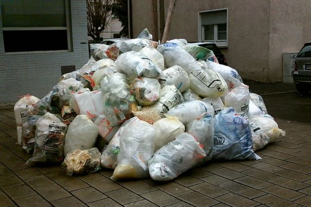 Gelbe Säcke vor der Abholung