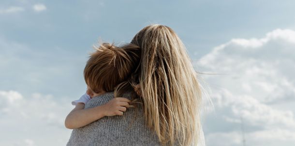 Hauptsächlich sie betreuen gleichzeitig die Kinder, die seit Mitte März nur teilweise in die Kita und lediglich alle paar Tage zur Schule gehen.
