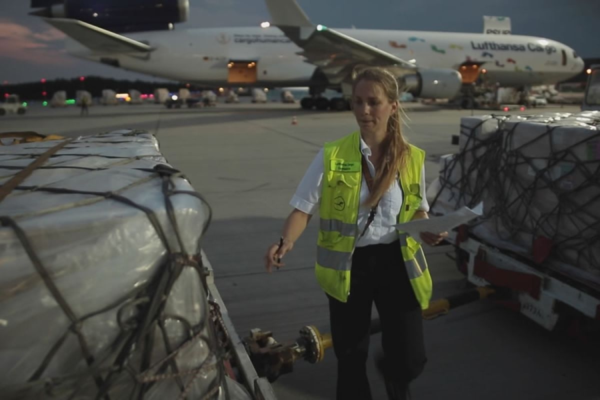 Ist alles flugtauglich verpackt? Ramp-Agentin Maren checkt jede Palette, bevor sie in die Luft geht.