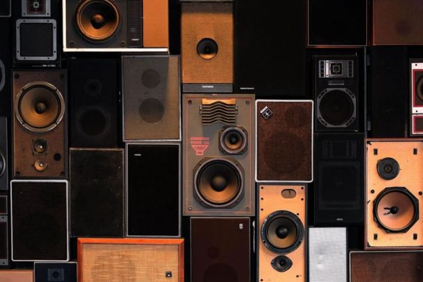 Deutsches Theater Göttingen sucht 200 Lautsprecher für Bühnenbild