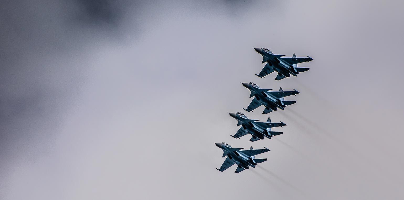 Putin kann sie einmarschieren lassen, muss aber nicht. Denn je länger die Drohkulisse aufrecht erhalten wird, desto eher kann er auf Risse im Westen hoffen. 