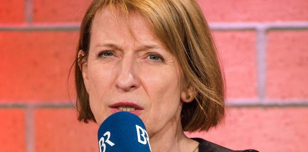 Schauspielerin bewegt sich "meistens in gebückter Haltung", lernt aber auch Texte von Beckett.