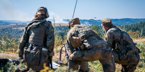 Hier und da heißt es schon, Deutschland müsse sich von seinen pazifistischen Träumereien lösen. Deutschland pazifistisch? Das ist in bitteren Zeiten immerhin ein guter Witz. Doch das Lachen bleibt im Halse stecken.