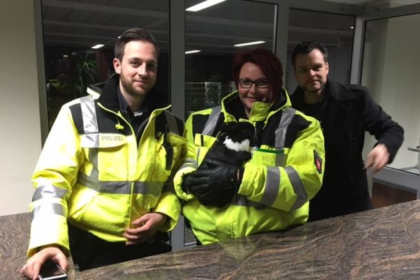 Christian Müller-Henke, Nicole Polauke (mit Häschen) und Jurastudent Enrico Zienke