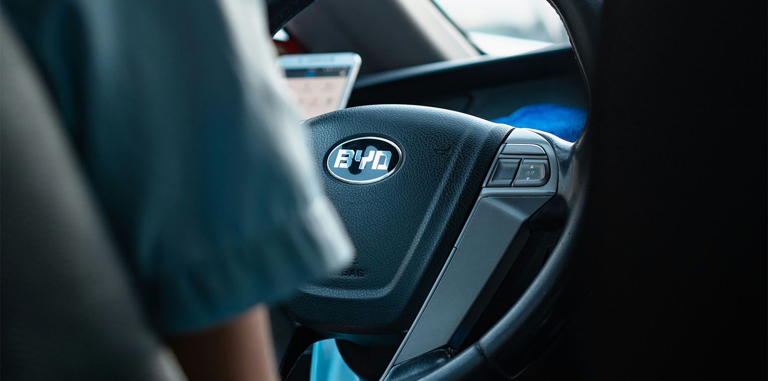 Diesem Wettbewerb muss sich die deutsche Industrie stellen. Ihr zentrales Problem liegt - neben eigenen Versäumnissen bei der Produktpalette - in Standortnachteilen: teure Energie, zu viel Bürokratie, schlechte Infrastruktur, hohe Arbeitskosten, lahmender Ausbau von Ladesäulen und ein fehlendes Förderkonzept für E-Autos. 