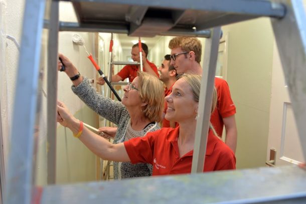 Die stellvertretende KiTa-Leiterin Helga Coulson und Teamchefin Katrin Joost mit ihrem Team beim „Wir für Bremen-Tag“ der Sparkasse Bremen