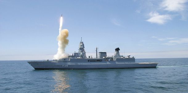 Die Fregatte Sachsen verschießt einen Flugkörper vom Typ SM 2