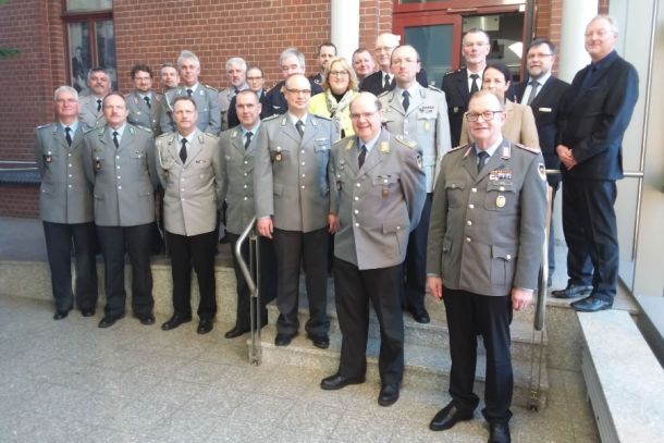Feierstunde im Kreishaus Osterode: Übergabe des Kreisverbindungskommandos durch Oberst Bernd Otto Iben, Oberstleutnant d. R. Stefan Pemp und Oberstleutnant d. R. Ralph Marschner (vorne v. r.) an Oberstleutnant d. R. Franz (2. v. l.) im Beisein von Kreisrätin Marlis Dornieden (Mitte) sowie Vertreterinnen und Vertretern von Polizei und Verwaltung.