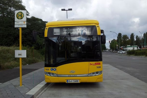 Elektrobus BVG Linie 204 an der Ladestation am Bahnhof Berlin Südkreuz