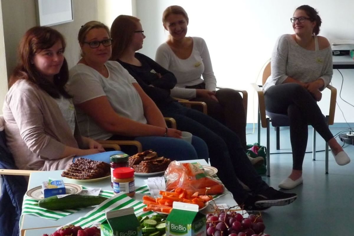 Teilnehmerinnen und Blick aufs Buffet