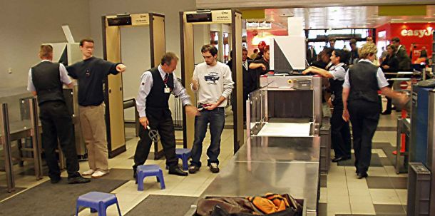 Kontrolle am Flughafen Berlin-Schönefeld